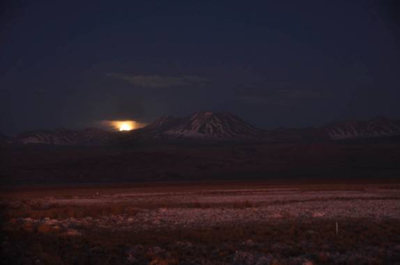 Lua cheia nasce no deserto do Atacama - Chile